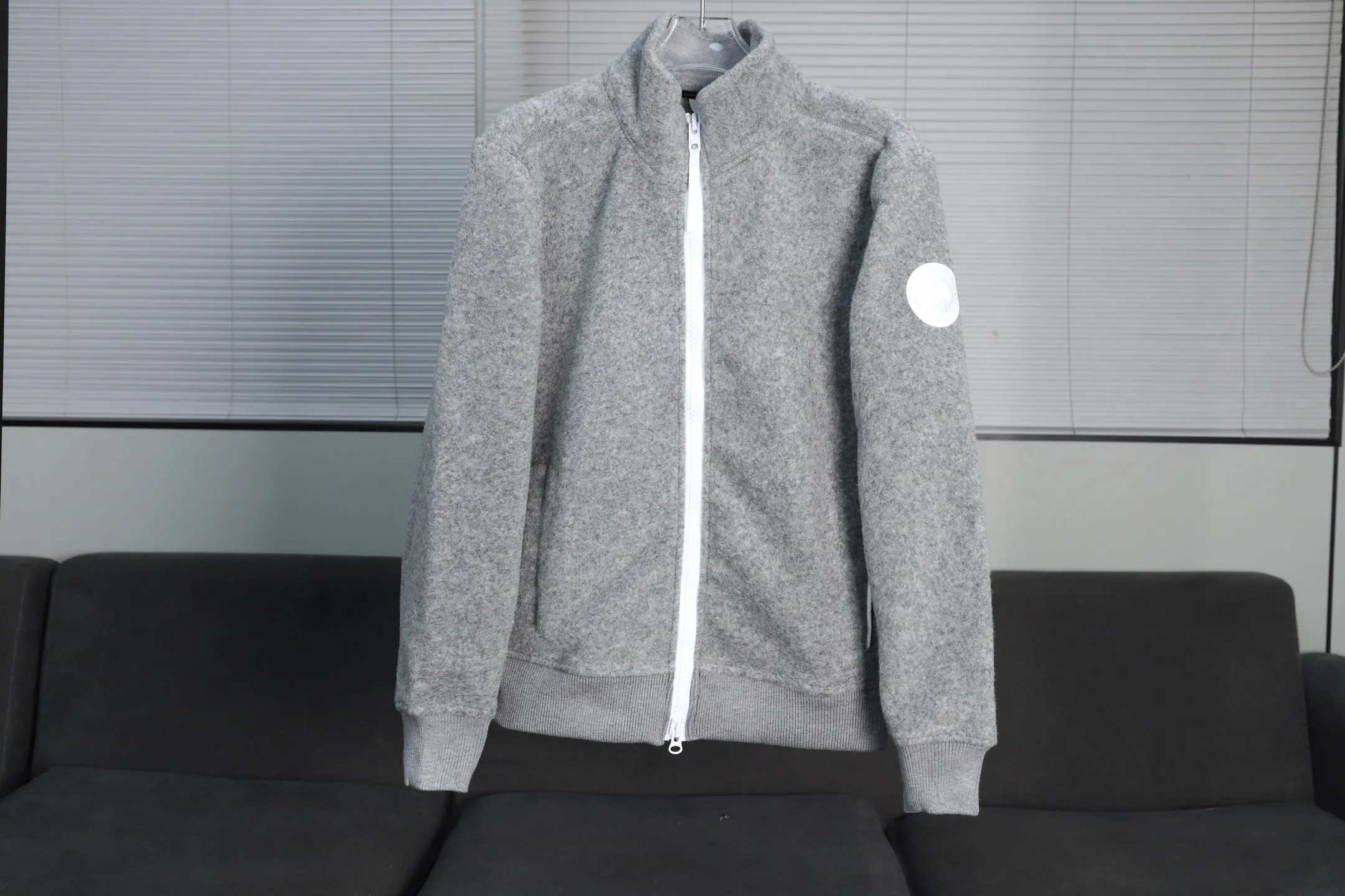 P720 Big Goose White Label Stand Collar Cashmere Sweatshirt Canada Goose Canada Goose White Label Windproof, Waterproof and Warm Solid Color Full-Zip Stand Collar Fleece Jacket Exclusively Customized Wool Fabric Only compared with ZP This season’s new model is so popular that there is no need to go into details. The fabric is warm and comfortable long plush. It is easy to put on and take off. The high-tech breathable space cotton liner makes the whole dress very stiff and at the same time soft, comfortable and lightweight. Breathable, soft, not sweaty, lightweight, stylish, and not deformed. The iconic double-striped reflective strips are designed behind the collar and hat. No detail is missed. High-density goose badge. All threaded accessories are customized. Three colors to choose from. Each one is super western. The upper body effect is very high-end. The loose version is not bloated at all. It is quite fashionable. It can be said to be a very unique design. This year's must-have style is the same for men and women🔥 Color: light gray dark gray Khaki's exclusive custom-made wool fabric can only be compared with ZP. There is no need to elaborate on the popularity of this season's new style. The fabric is warm and comfortable long plush, which is easy to put on and take off. The high-tech breathable space cotton liner makes the whole dress very stiff and at the same time soft, comfortable and lightweight. Breathable, soft, not sweaty, lightweight, stylish, and non-deformable. The iconic double-striped reflective strips are designed behind the collar and hood. Every detail is not neglected. High-density goose badge. All threaded accessories are customized. Three colors to choose from. Each one is super western. The upper body effect is very high-end. The loose version is not bloated at all. It is quite fashionable. It can be said that it is a very unique design that will be a hit this year.
